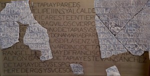 Lám 6.- Lápida de los Tapia (propuesta de reconstrucción, calco y mármol)